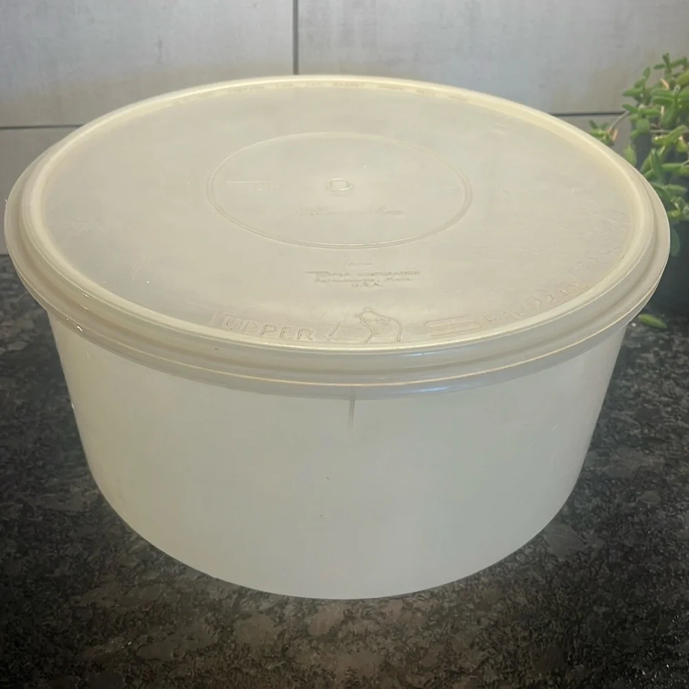 Vintage Jumbo round  storage container by Tupperware. Millionaire line. 13x6